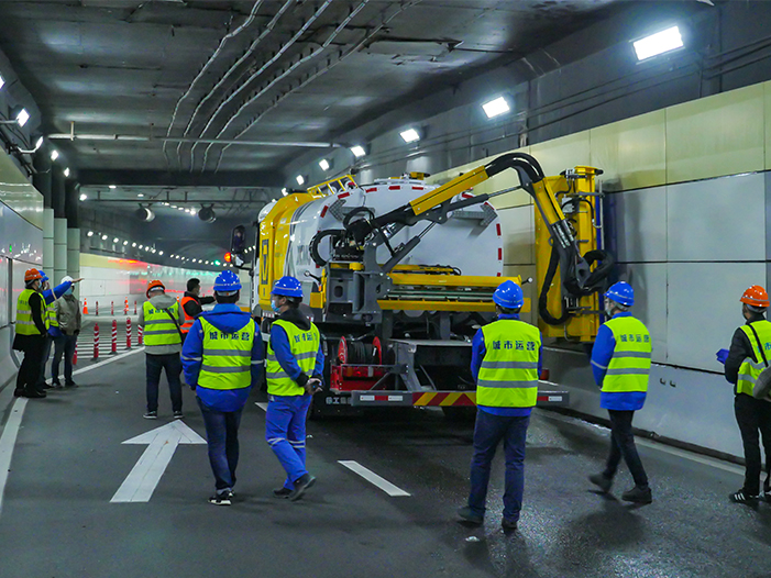 天游TY8线路检测中心墙面清洗车在上海打浦路隧道作业