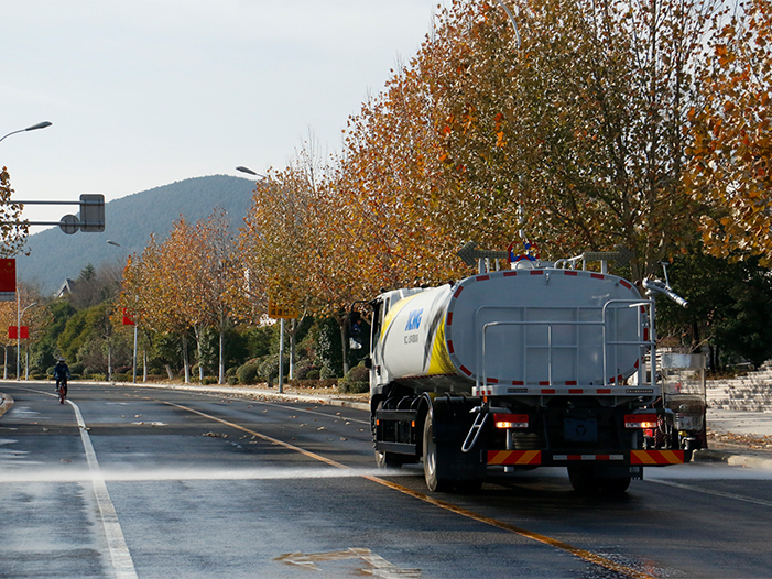 天游TY8线路检测中心洒水车在徐州珠山路洒水作业